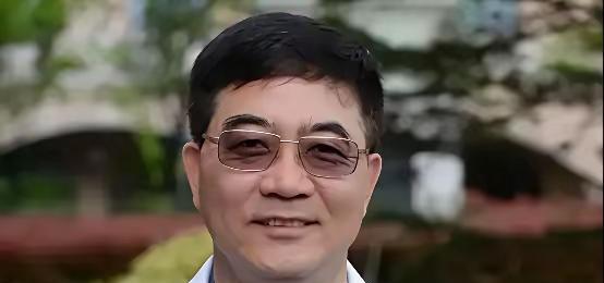 上海中山医院顶尖心内科主任葛均波，在为一位19岁的少女做心脏手术时，竟突然颤抖着