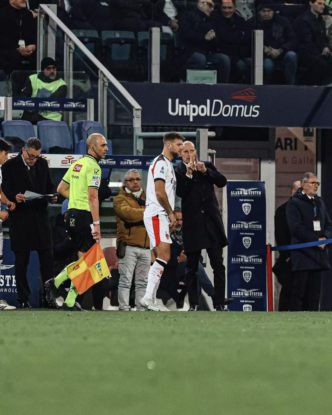 9号，这个号码对大菲尔有点沉重！
9号在米兰是一个特殊的号码，上个世纪范巴斯滕和