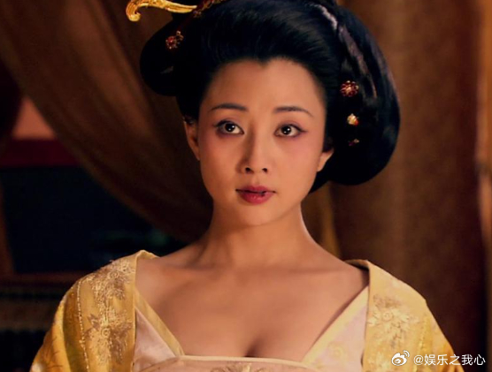 一次，主持人问殷桃：“为什么每次拍戏，你的嘴唇都是破的，是因为被人咬破的吗？”殷