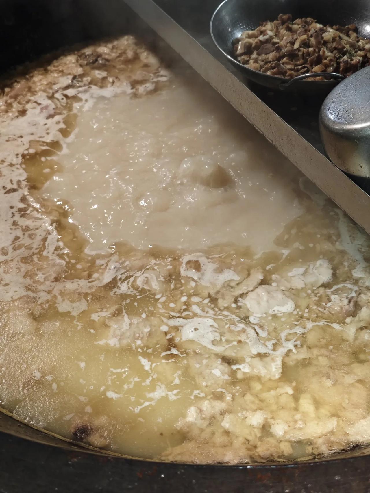 要健康，喝羊汤。大家好，我是羊汤小白。
我工作的第八家羊汤馆，也就是我如今工作的