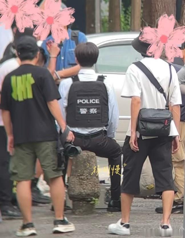 哈哈哈哈哈哈我才看到这张，傅诗淇圆圆的脑袋，板正的坐姿 