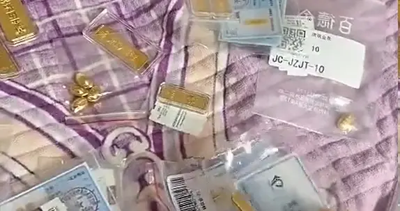 女子省吃俭用每月买黄金，一年半攒下2公斤黄金，稳赚50万！老公很支持，这个习惯会一直坚持