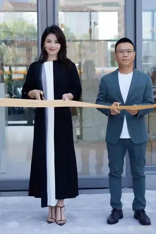 不管是参加剪彩仪式，还是出席教研活动，还是出席会议讲话，看起来刘涛都是那么的有气