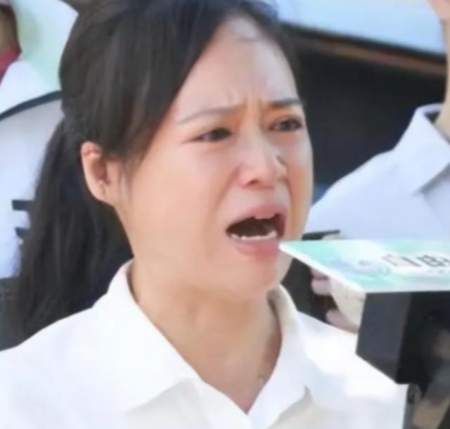 周君红曾在美国发表了一份反华声明，要求中国将其祖父、外祖父家当年作为地主时的地产