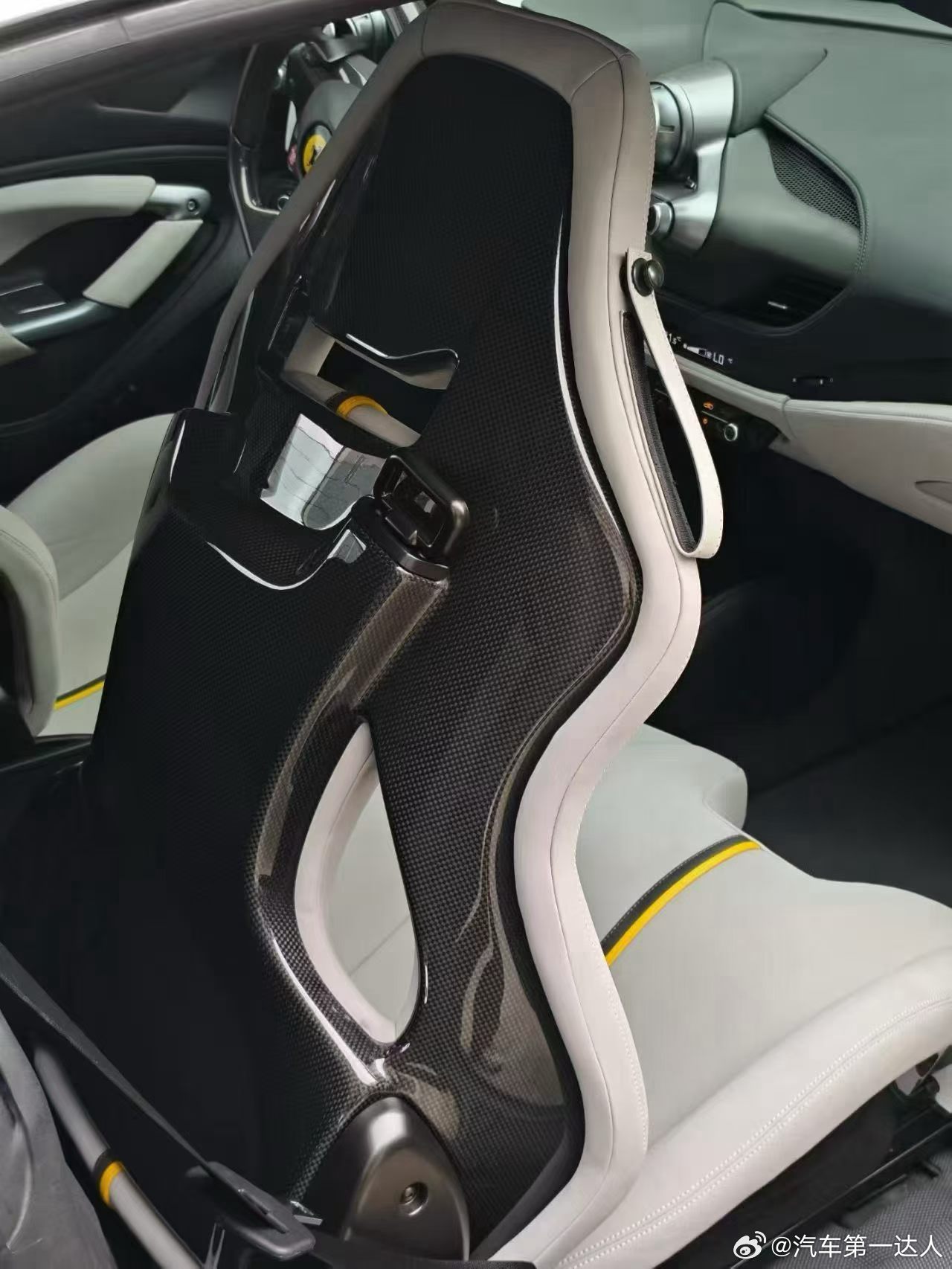 人生不必追逐全新，懂的人都懂，顶配的热爱，才是真的奢侈。这台 23年法拉利F8 