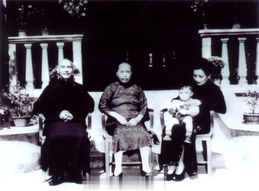 1937年春，蒋介石和原配妻子毛福梅、现任夫人宋美龄，在溪口老家文昌阁，一张罕见