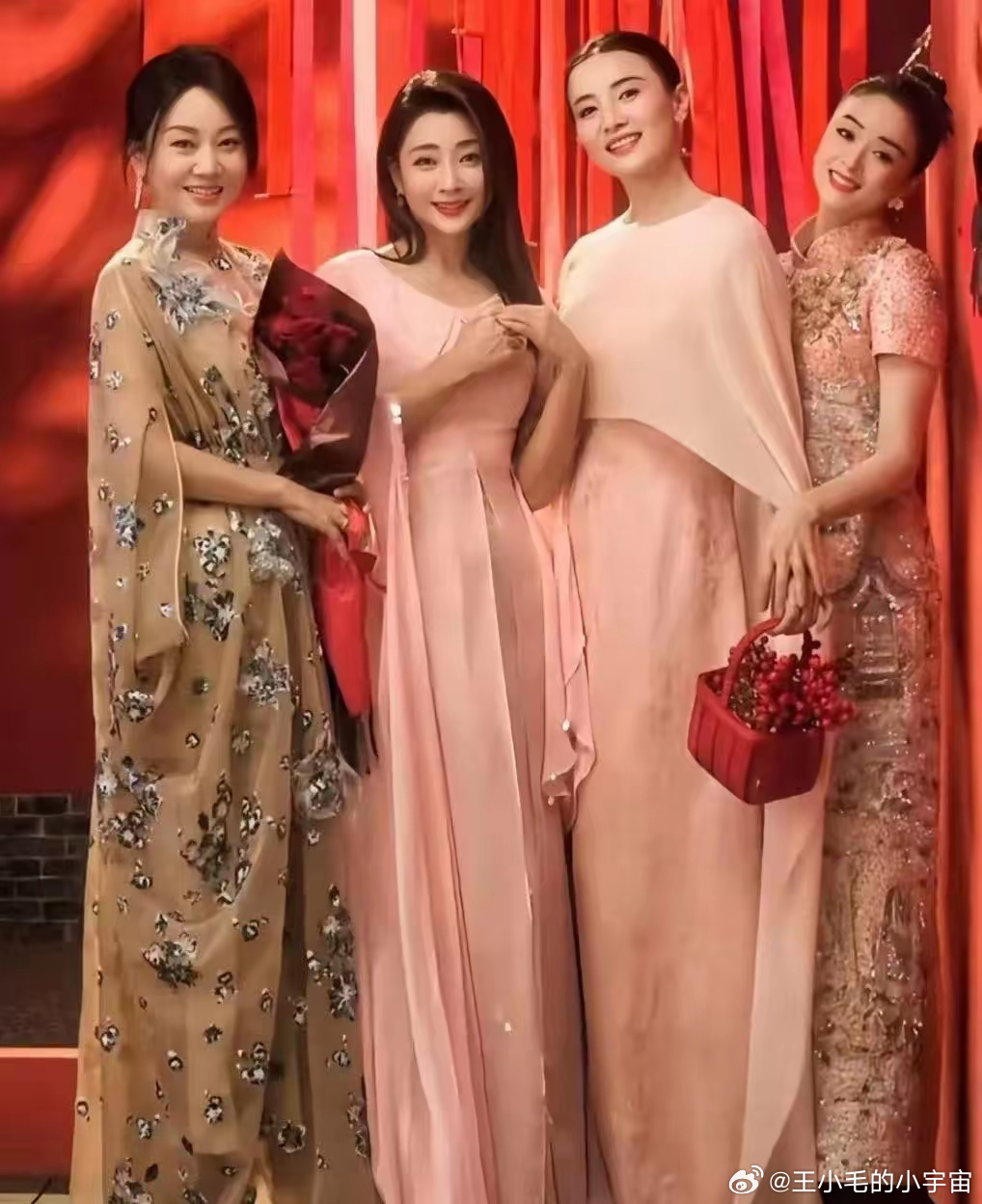 闫妮、殷桃、宋佳、蒋欣四美同框，究竟谁更耀眼？四美之中，蒋欣颜值最高。她五官精致