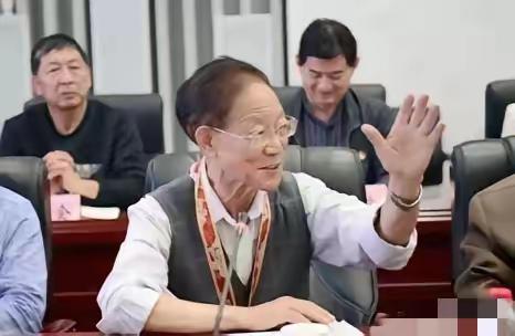 “我老了，不需要那么多钱。”2020年，一生抠门的大学教授王泽霖，却大手一挥捐出