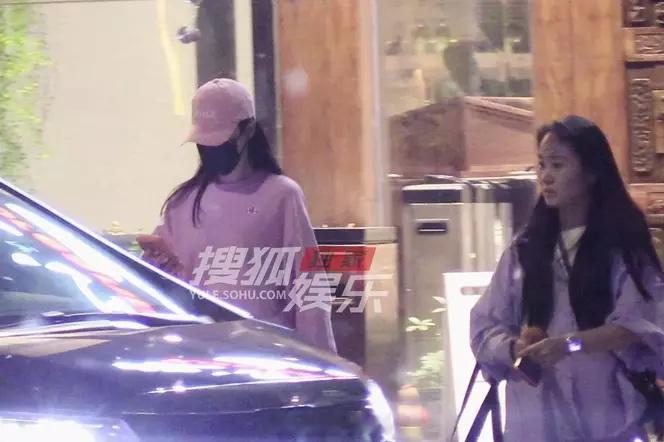 唐嫣深夜吃烤肉 有八卦媒体拍到唐嫣深夜吃烤肉，她一身粉色卫衣搭配粉色棒球帽，松弛