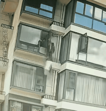 这两个安装师傅是第一次安装空调吗？在墙外高空作业，为何就不佩戴安全绳呢？
 
这