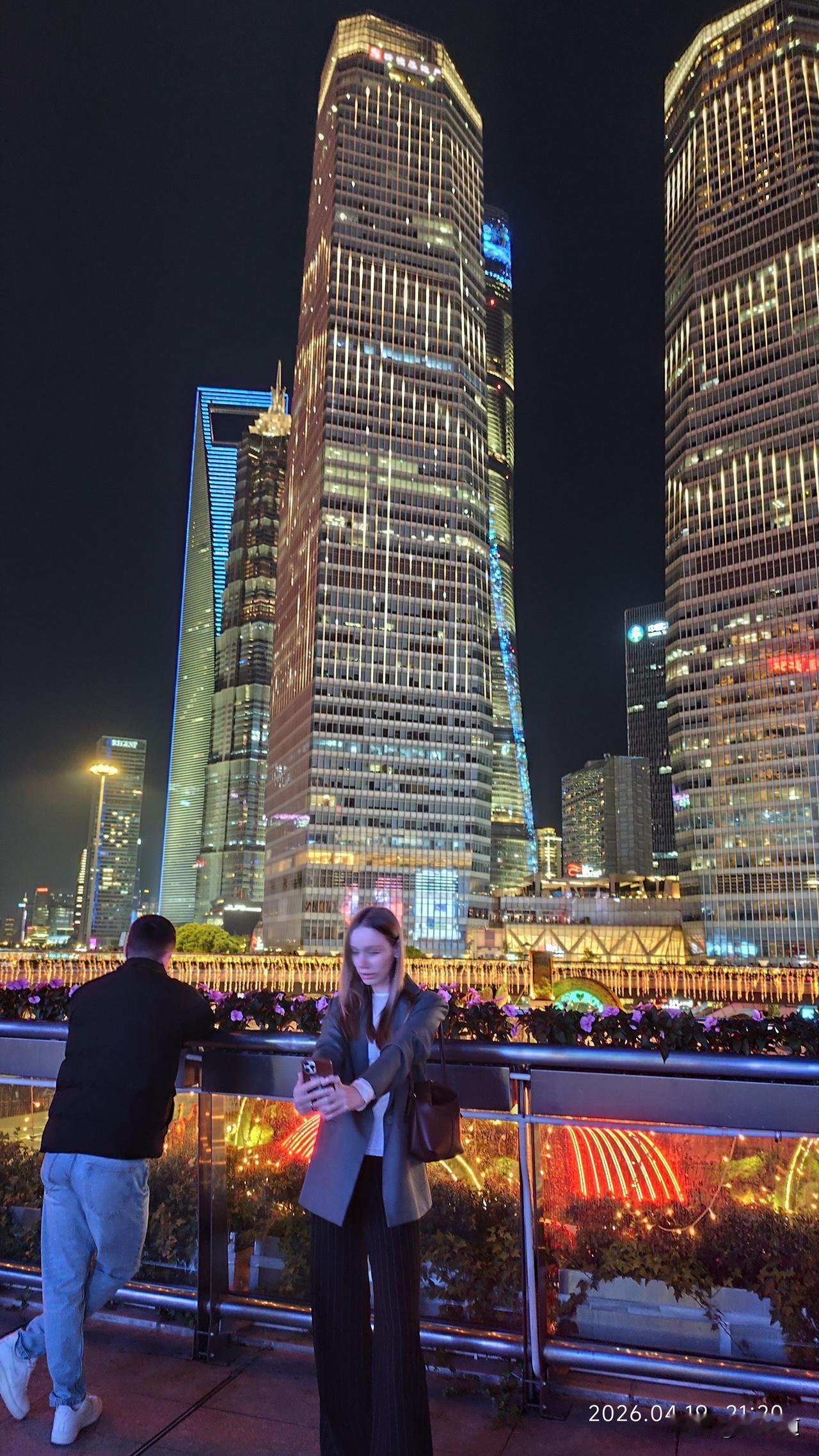 分享一张最近随手拍的照片夜色迷人陆家嘴风光