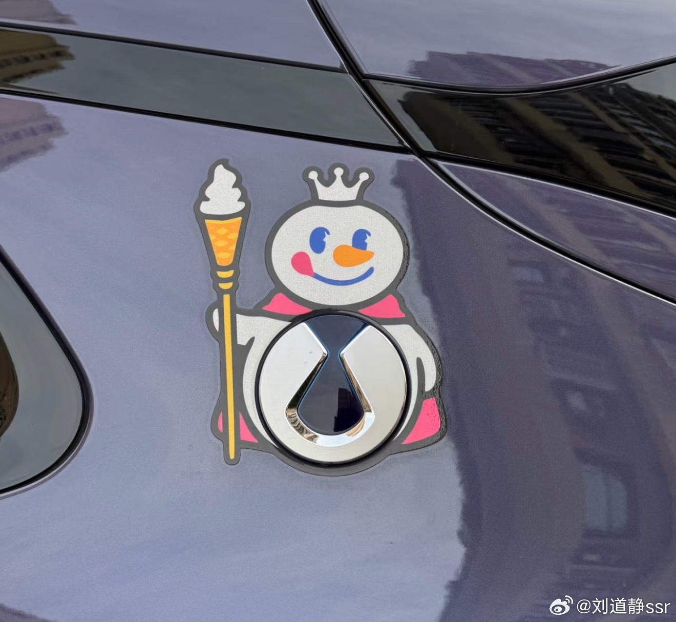 看到了个有趣的车标车主用雪王贴在了腾势上面看着别说还挺有趣 北京