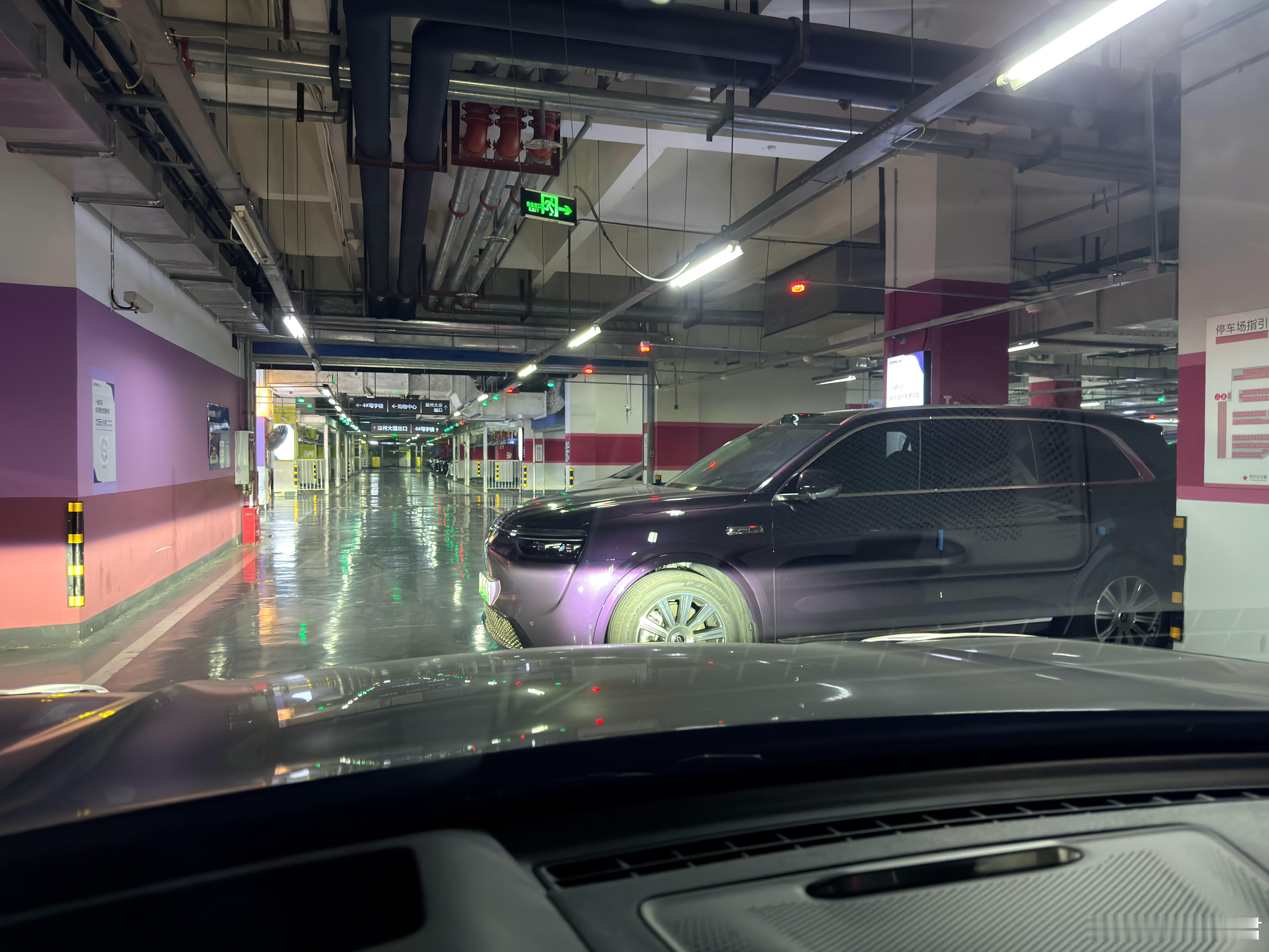今天的泊车就到这结束啦～除了没停在车位里，其他都太完美啦～不论是谁，看见老子都得