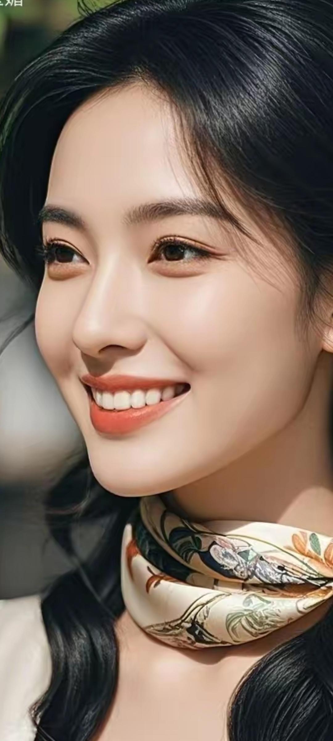 甜美笑容，花色丝巾，元气满满的一天！🌸😊