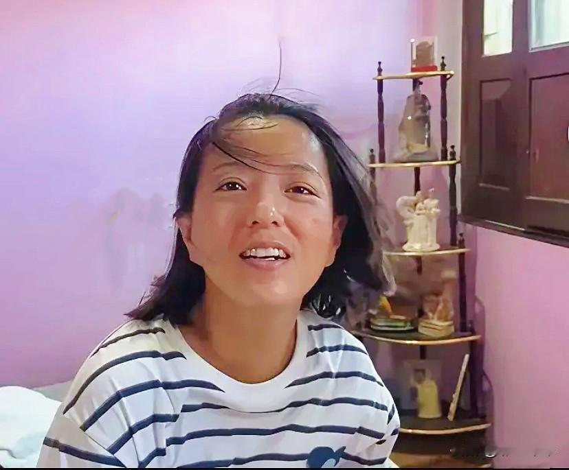 当初丹丹为了那所谓的“理想生活”，顶着全网的质疑远嫁国外，走的时候那叫一个决绝。