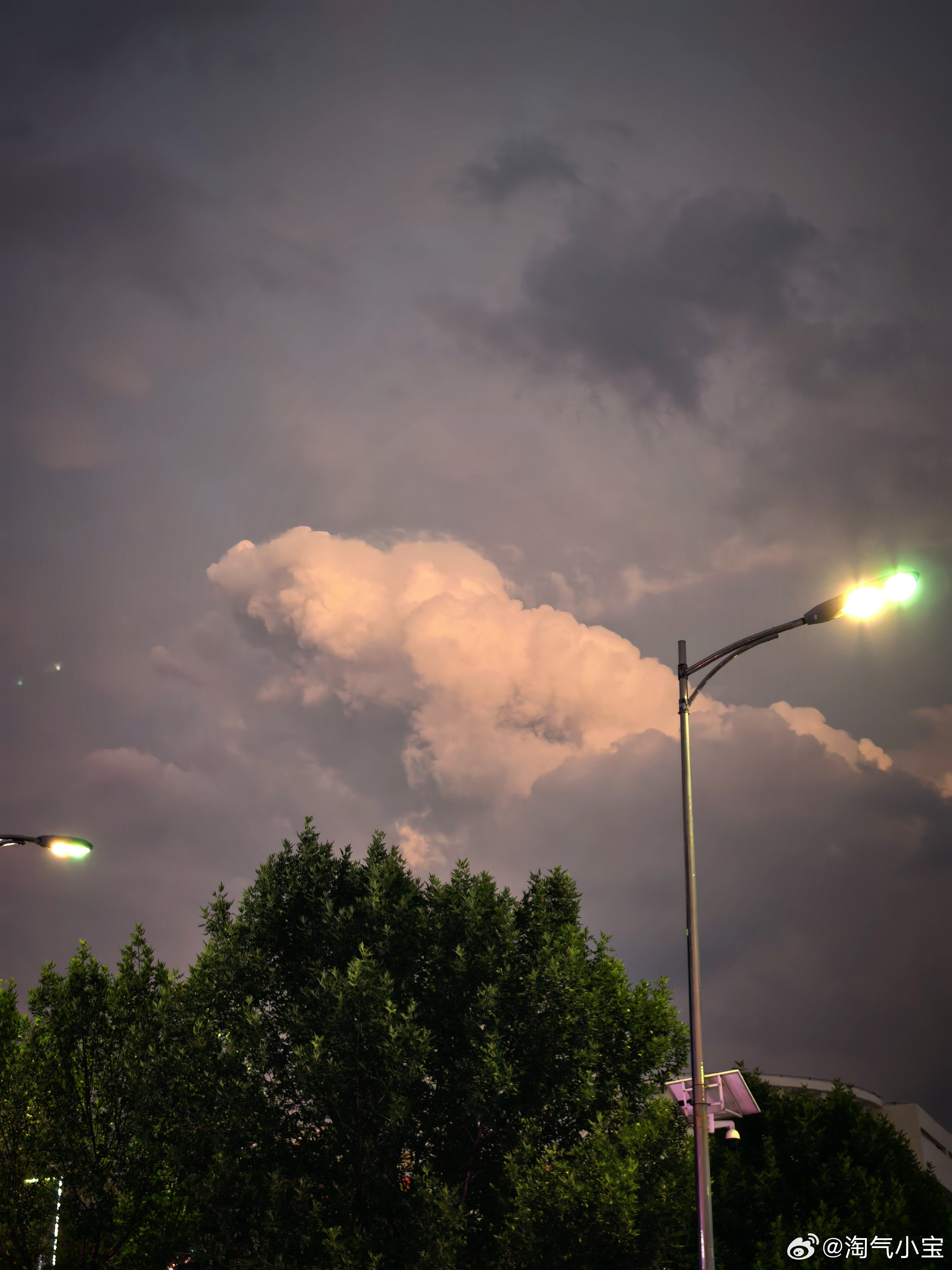 明天要下暴雨了估计 