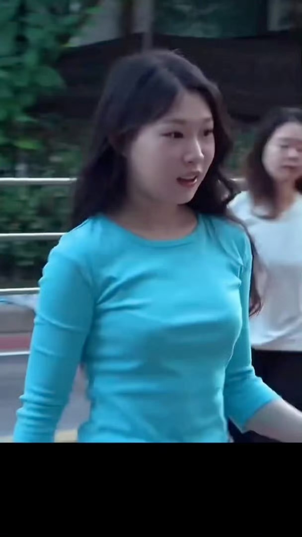 沈佳润骨折练舞意外腿部骨折，走路都需要工作人员搀扶，却还是咬牙完成了当天KBS音
