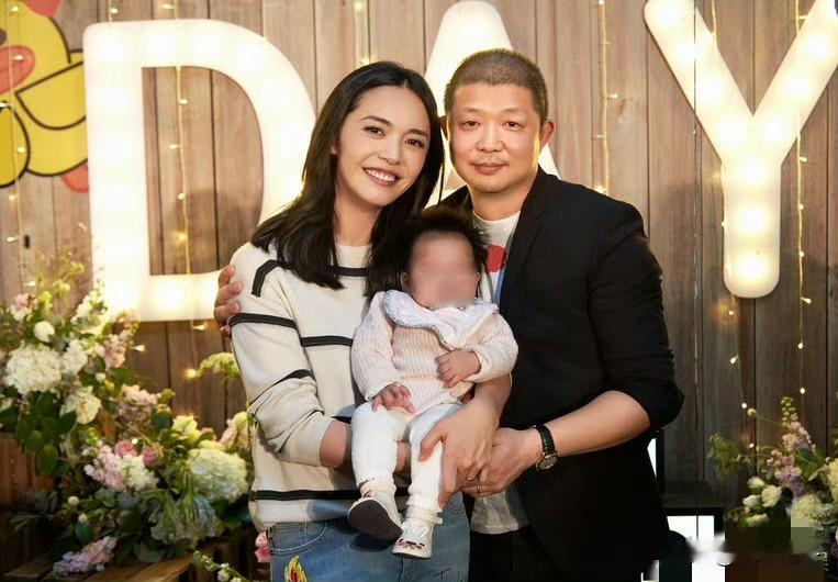 姚晨曹郁官宣离婚！
没想到姚晨的第二段婚姻又结束了，而且在多年前就已经离婚了，与