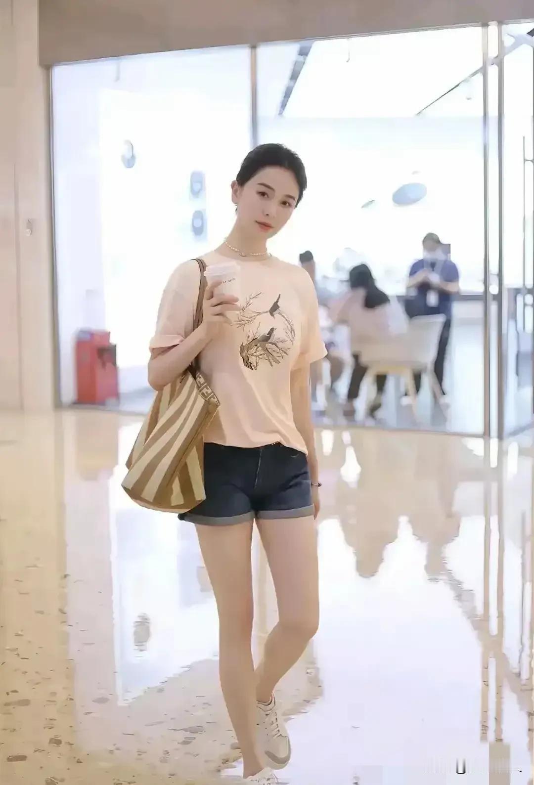 左小青最近露面，谁看了不夸大美人抗打！
 
快50岁的人，状态压根看不出年龄。皮