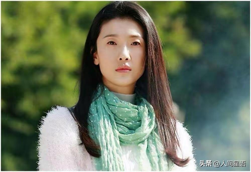 身高182的倪景阳，曾在《十八岁的天空》中饰演裴佩老师，让不少观众印象深刻。如今