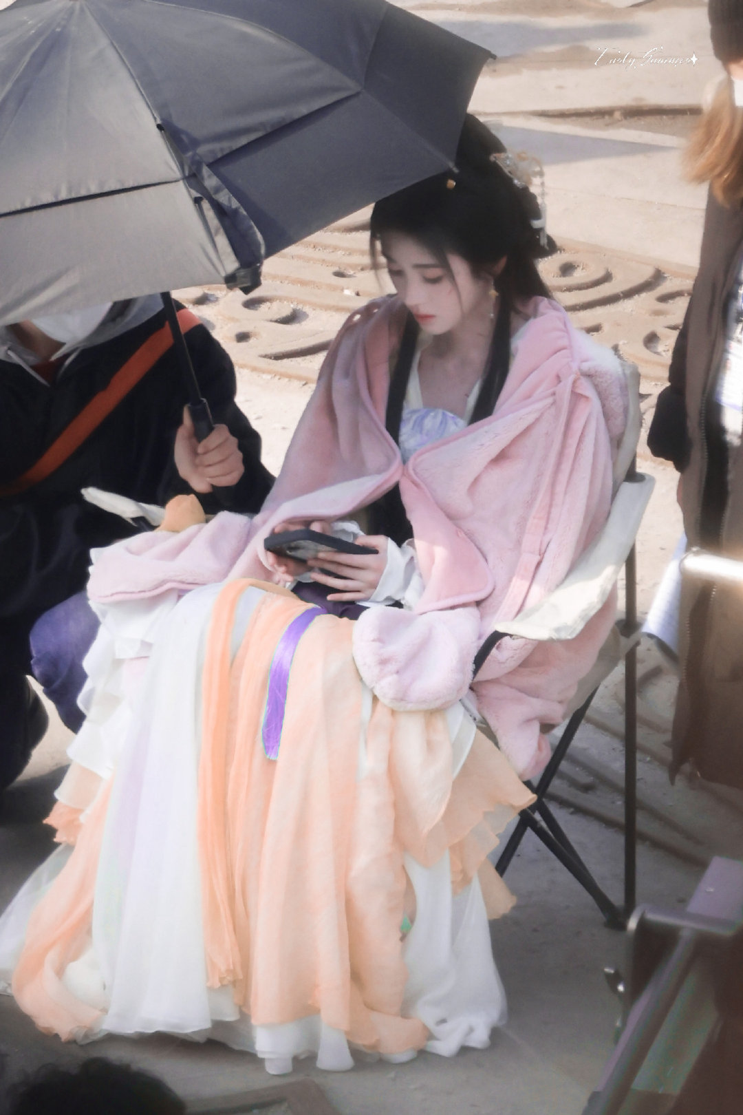 jjy鞠婧祎万花世界 jjy鞠婧祎苏绿夏 “玫瑰之所以是玫瑰，是风与光的眷顾，更