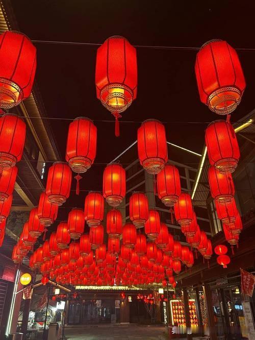 马年挂灯笼，
真的想不出来了。
万能的网友，
请看题:
马年挂红灯笼，
马上红红