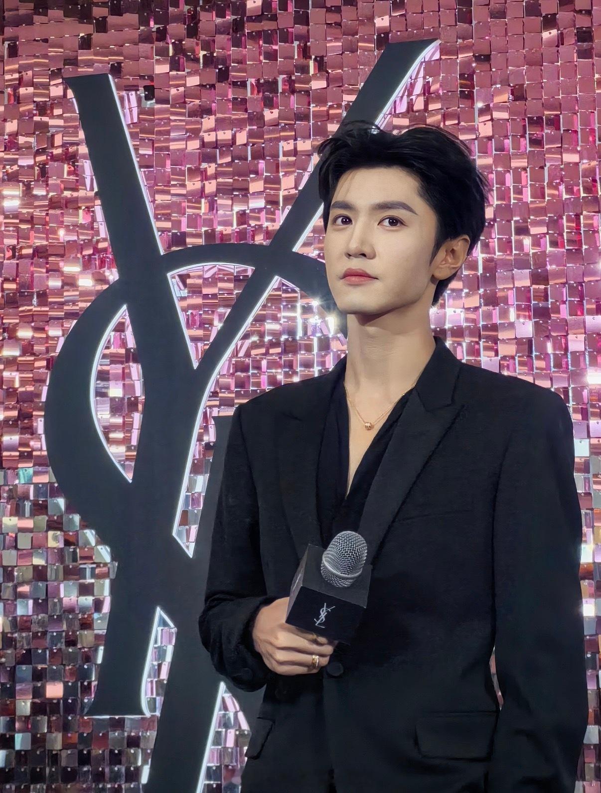 陈哲远纯黑v领西装陈哲远沈阳活动状态 好精致的一张脸 