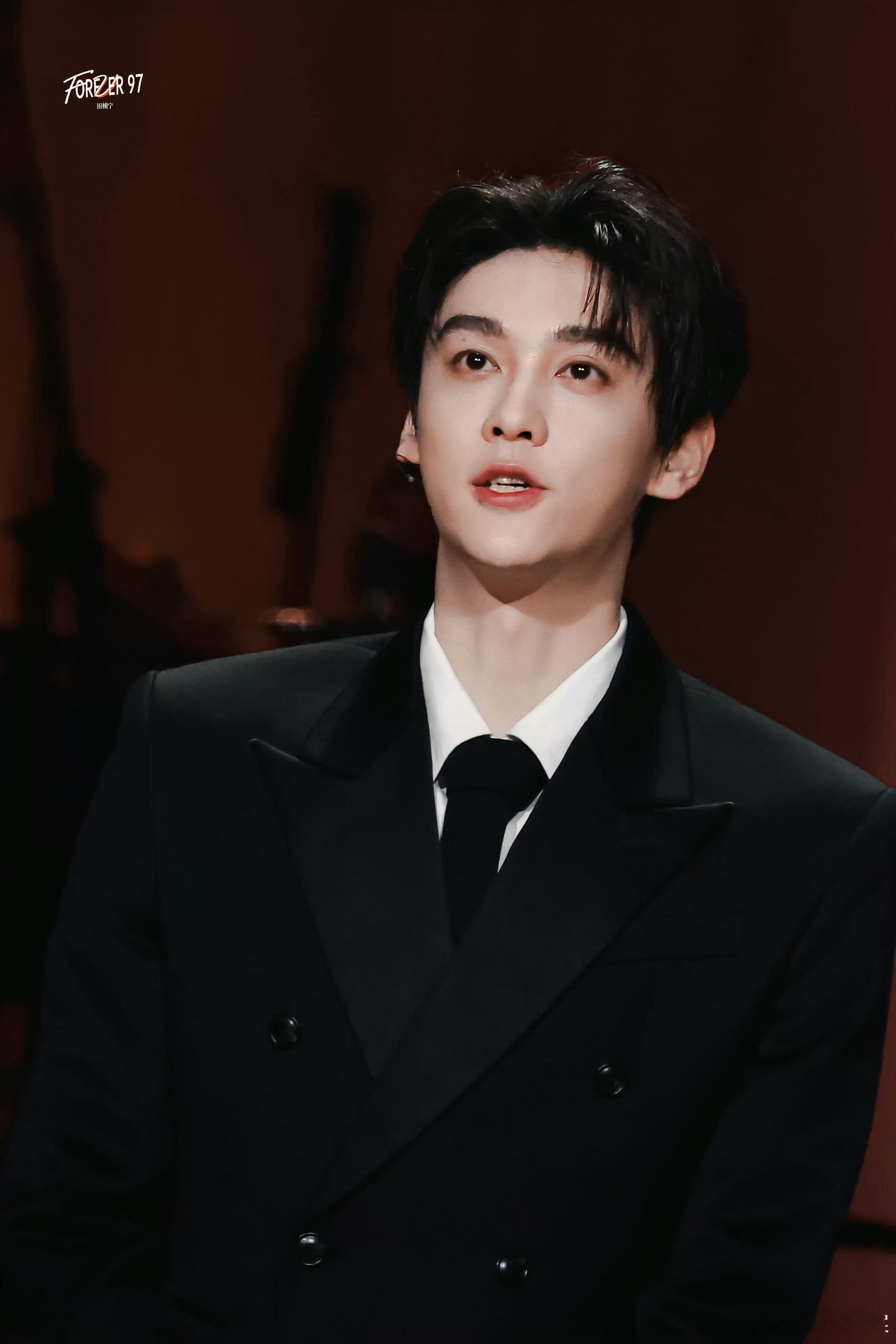 💛 月亮不会奔向你，但我会，不远万里的那种对待自己温柔一点  你只不过是宇宙的