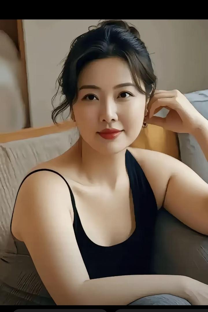日本的仿真人皮肤的女性机器人来了，只是不能生儿育女，是活女感精的替身，别的都称心