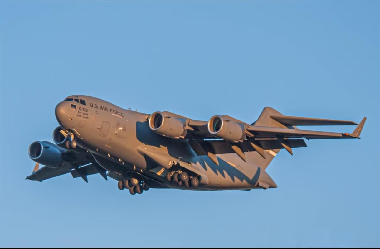 美空军c17运输机抵达首都机场，运送特朗普的防弹车……