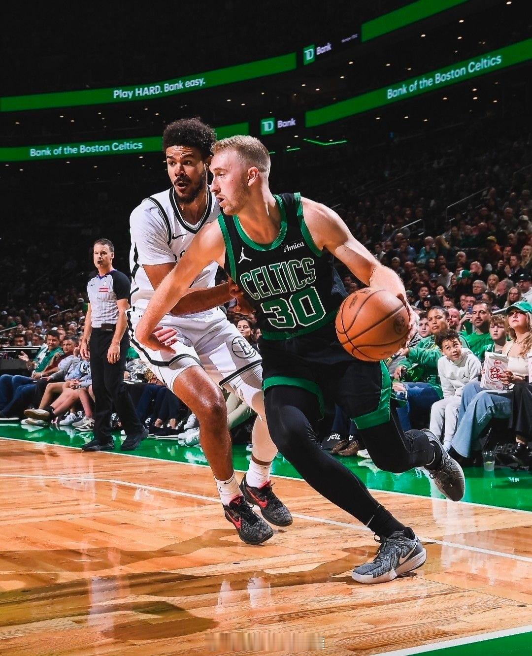 萨姆-豪瑟自重新进入首发阵容以来（出战13场）：场均13.8分4.7篮板，投篮命