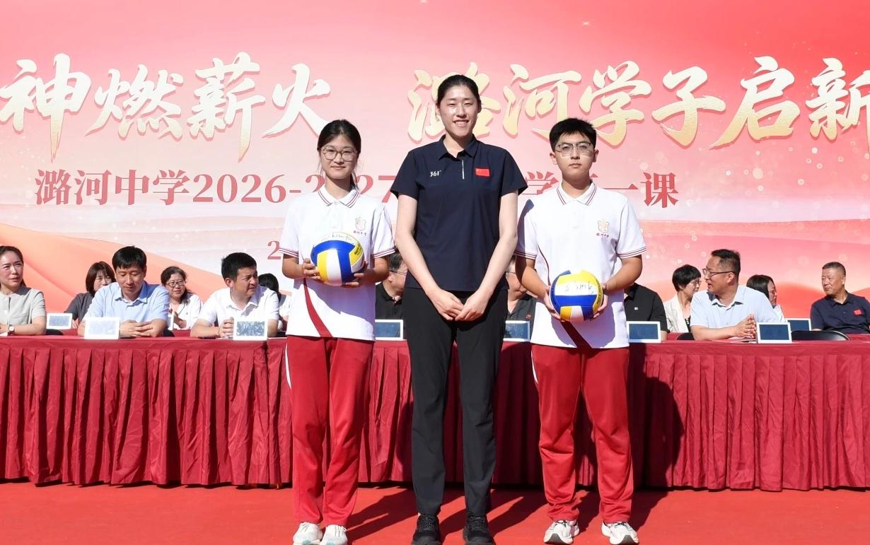 前中国女排奥运冠军刘晓彤正式出任北京棋院副院长。

根据媒体给刘晓彤的头衔，她现