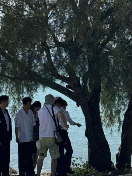 #潘粤明拍摄路透##潘粤明王龙正拍摄路透# 哇塞看到了潘粤明王正龙在三亚的路透诶