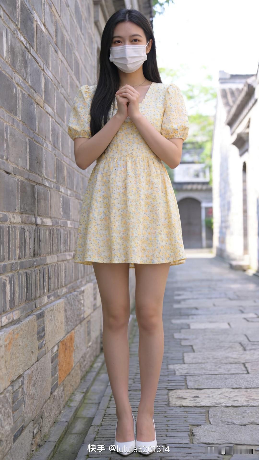 古风小院里，穿着黄色碎花裙的少女，优雅地站立，仿佛时光静止。