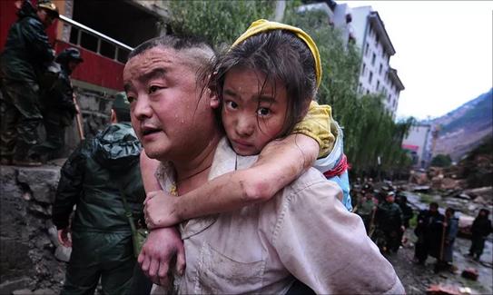 2008年汶川地震，一位年过四十的父亲用手刨了十几个小时，刨烂了双手，终于从废墟