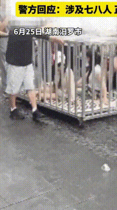 彻底离谱！网红为了流量，复刻封建陋习摆拍闹剧
 真的被现在部分网红的操作看傻了！