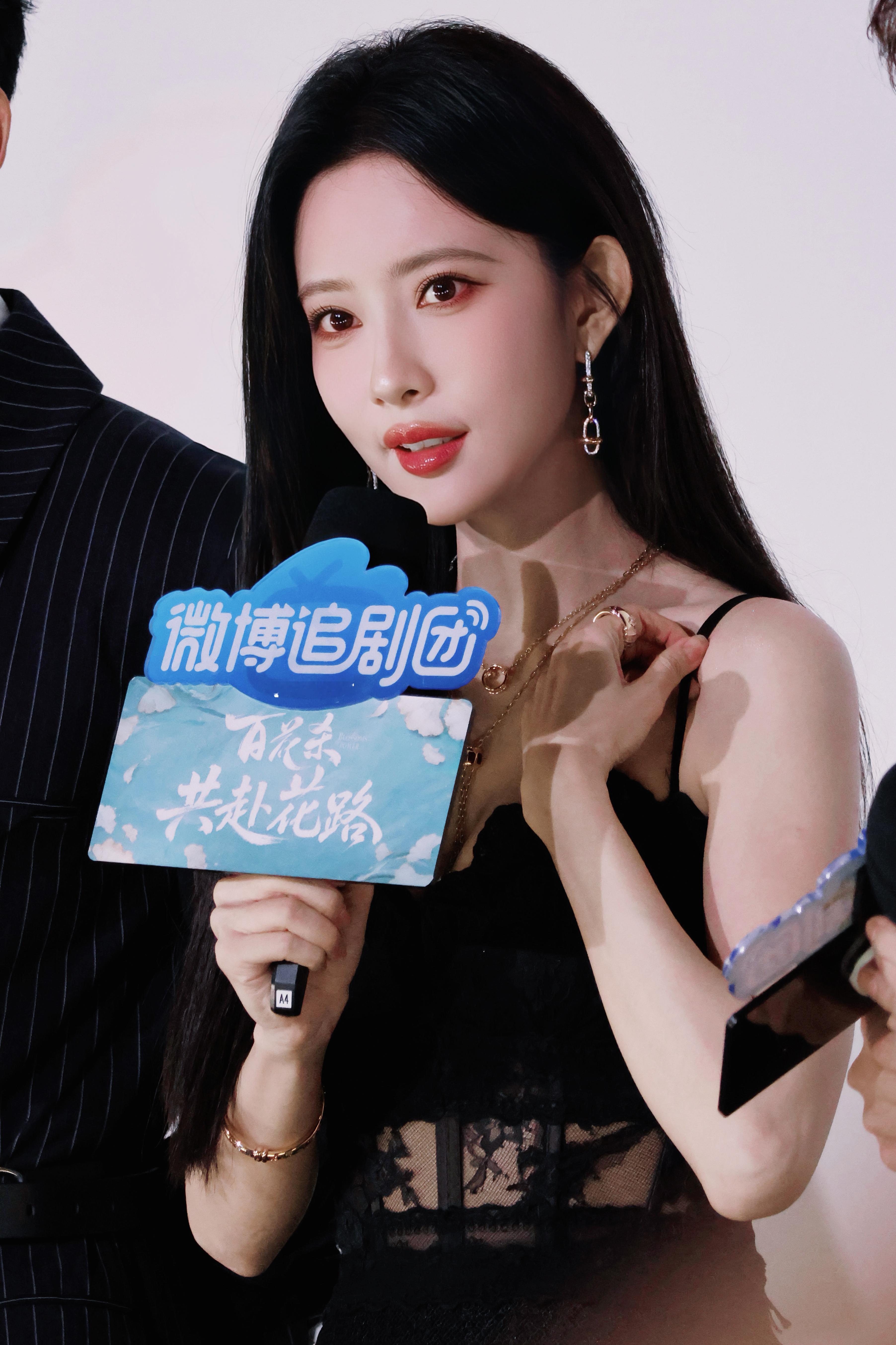 孟子义 . 暗夜蕾丝坠入流光，黑发红唇，是扑面而来的撩人风情🖤 