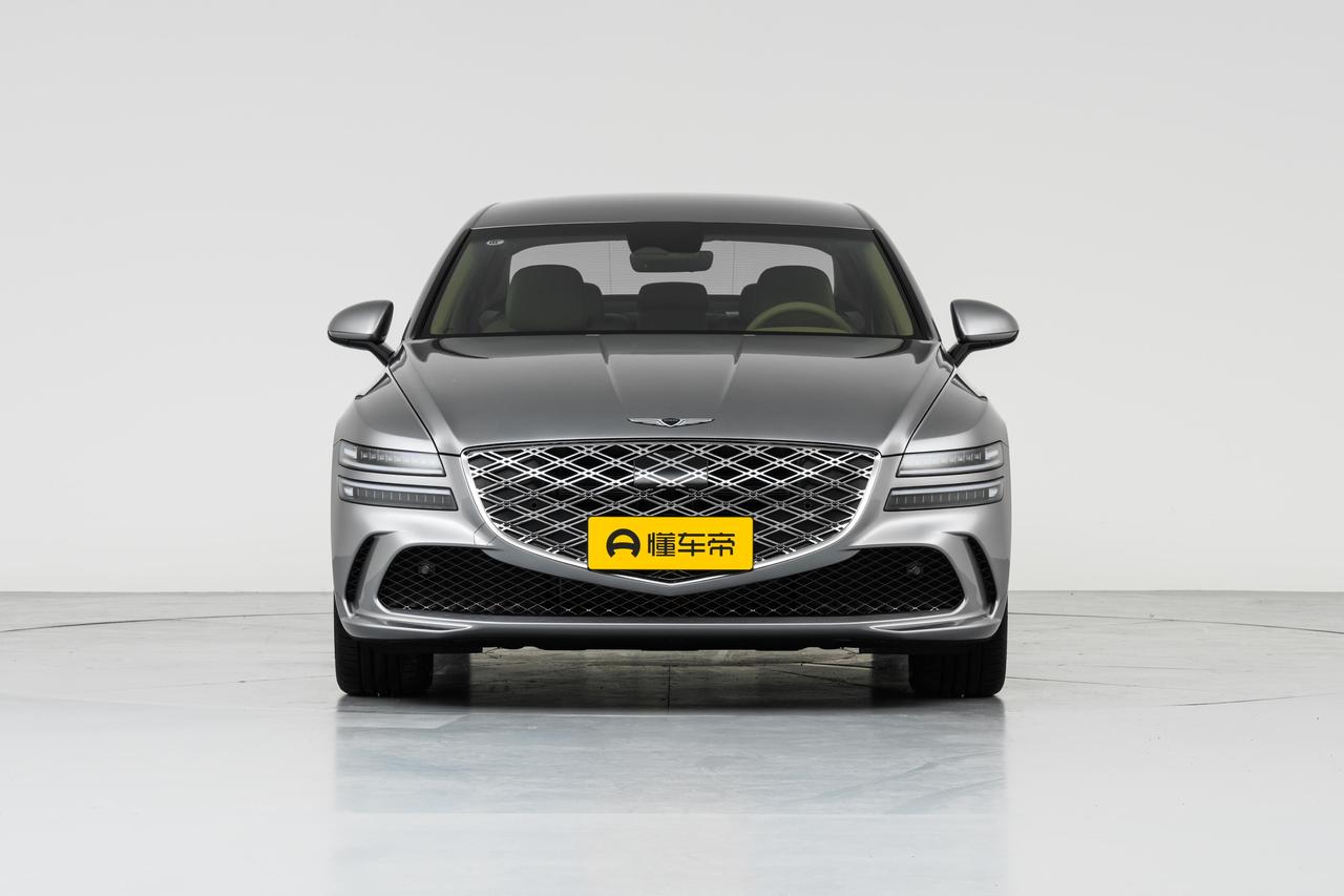 今天第一次在路上看到捷尼赛思G80这款车，刚开始以为是奔驰出新款了呢，盾牌前格栅