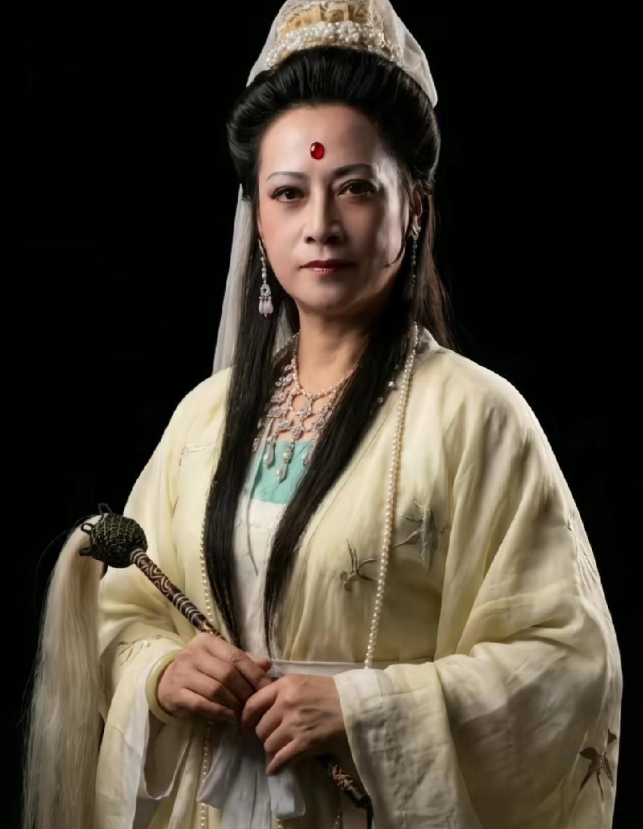 王菲春晚造型一出来，很多人都惊了。
那眉毛像古佛，耳坠似净瓶水滴，一股子“妙音天