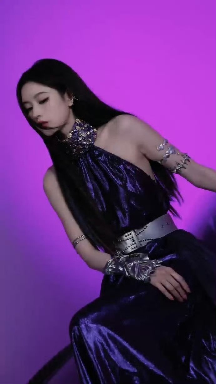 王玉雯冷艳紫裙王玉雯紫色酷飒风王玉雯一身紫裙美得我一愣一愣的🤤🤤