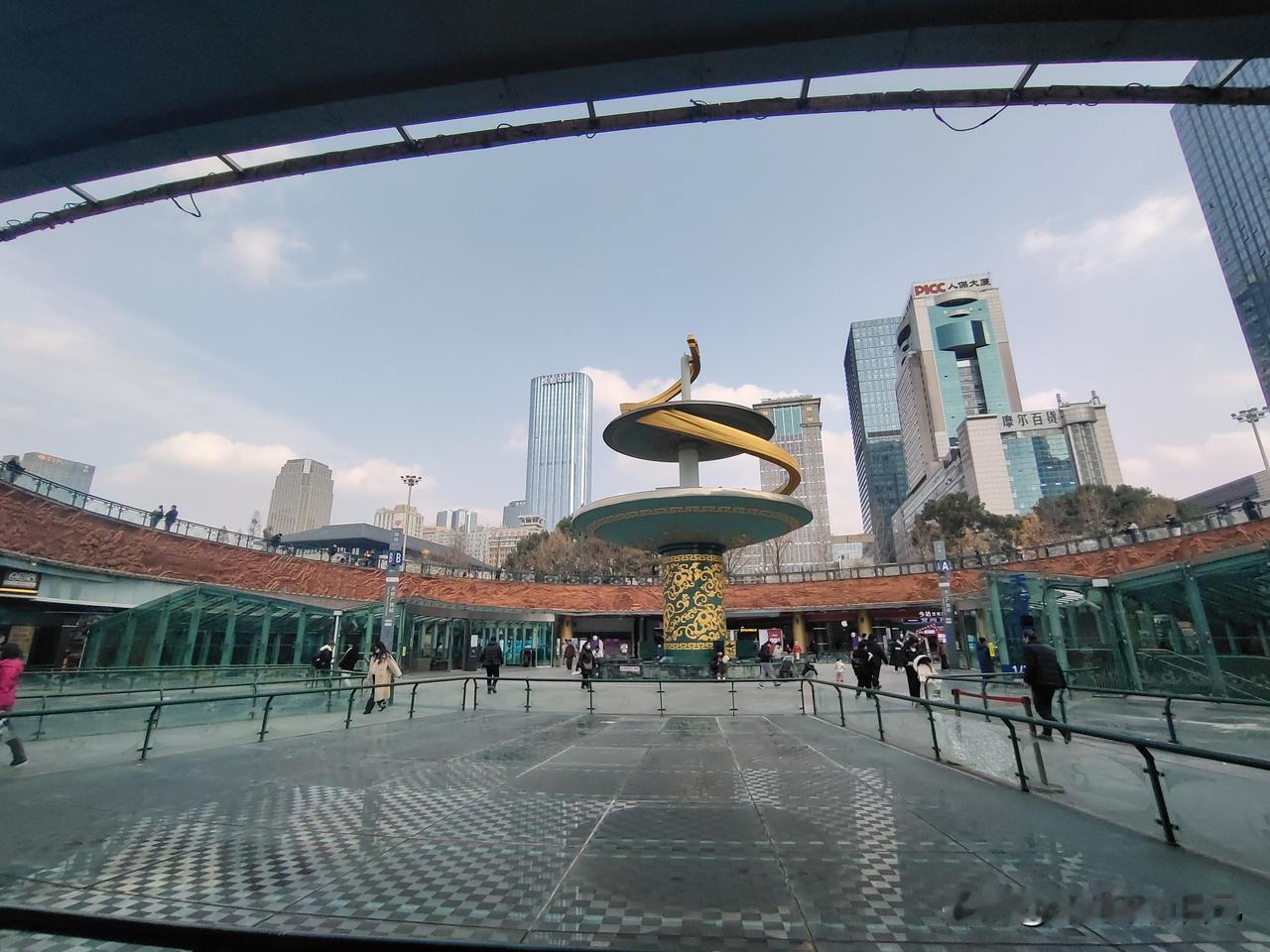 老天给成都人开了个玩笑，放假三天，几乎有两天半下雨，原本计划的节日外游要么在阴雨