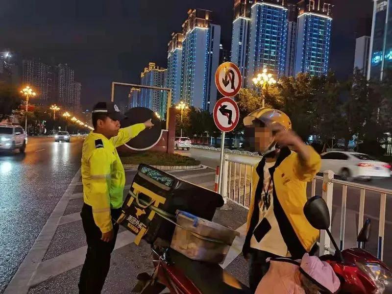 卖惨的外卖小哥不值得同情，我不否认外卖小哥赚个辛苦钱很不容易，风里雨里挣不了多少
