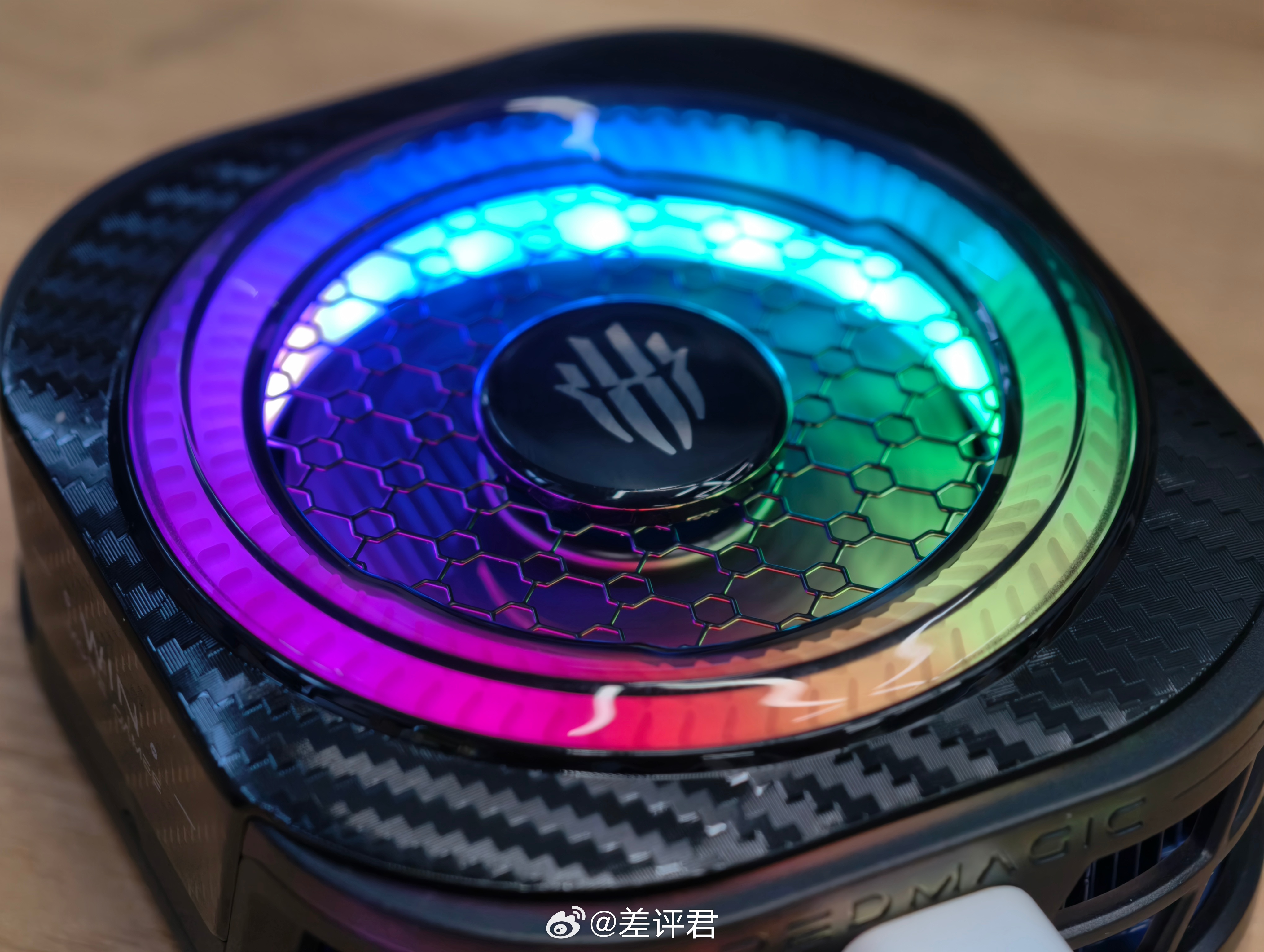 #差评说数码# 红魔散热器不知不觉都已经出到 8 Pro 了。。。36W 大功率