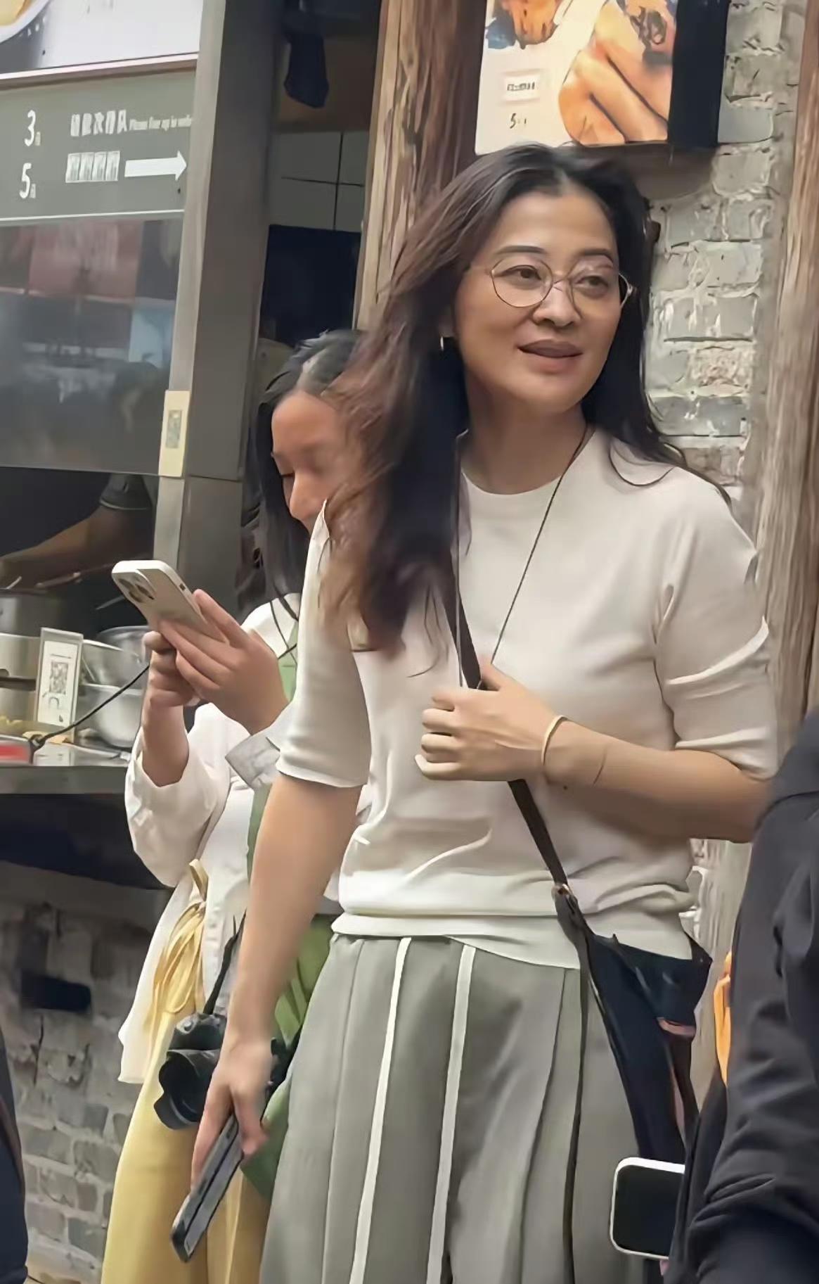 岁月各有节奏，美丽不必常驻高光
 
有网友，街头偶遇梅婷，只见她一身简约的素色穿