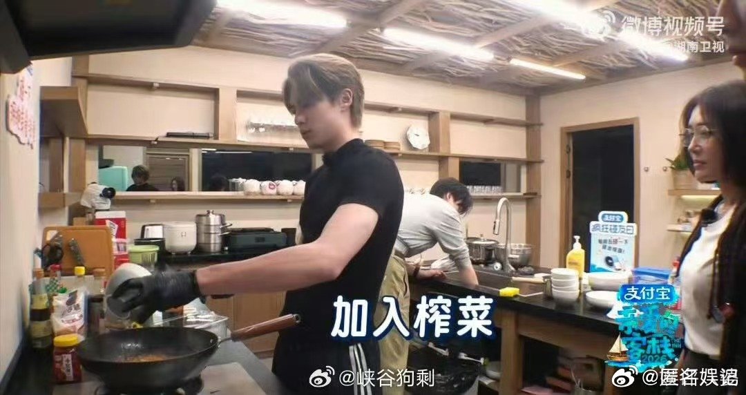 王鹤棣做炸酱亲爱的客栈从色泽到味道都无可挑剔，王鹤棣做的炸酱真的香到让人念念不忘