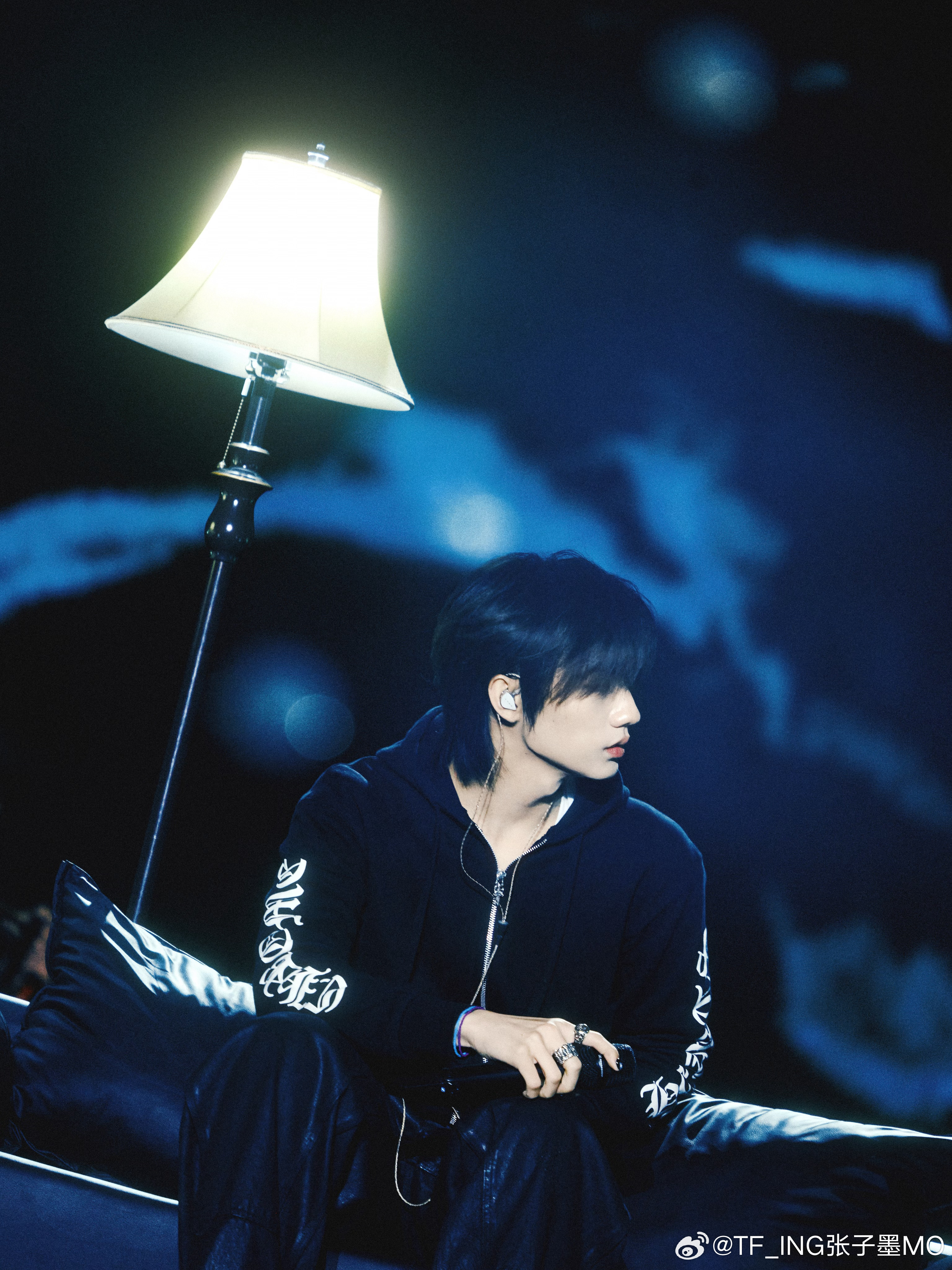 张子墨常州音乐节彩排图 张子墨常州音乐节彩排图灯光下认真彩排ing，特写镜头🈶