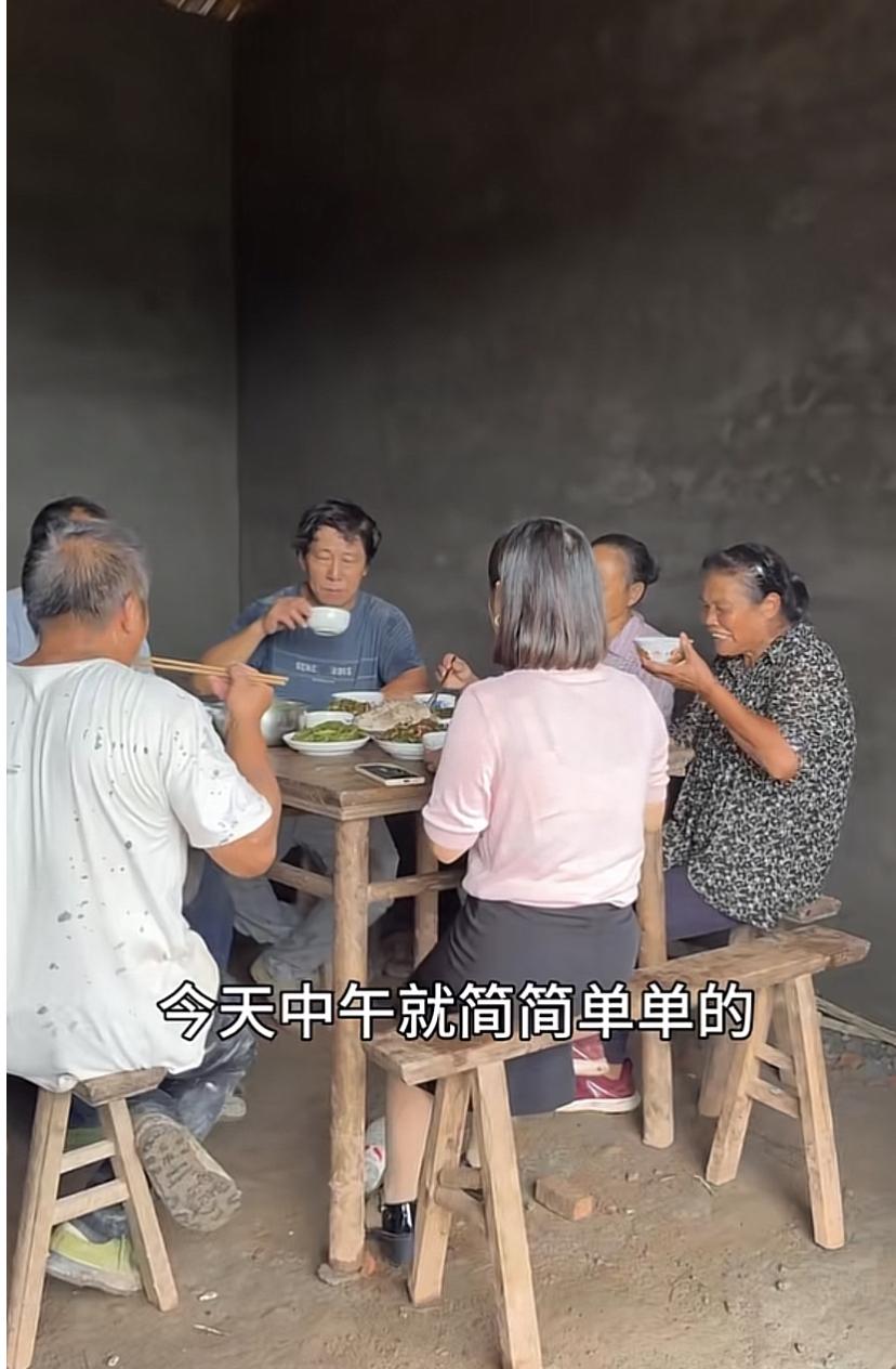 徐三娃的老婆出镜了？

今天徐三娃没有发视频，小开心的号发了视频，在刷正面的墙和