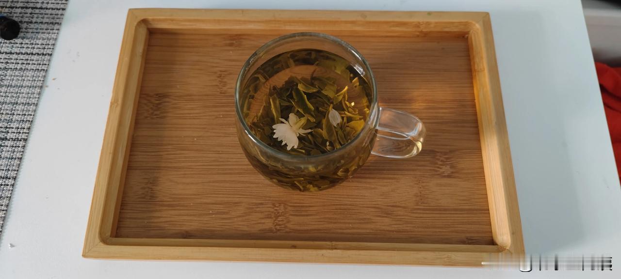 老北京人就喜欢喝茉莉花茶。泡上一杯茶，闻着淡淡的茉莉花香，就想起了小时候。

天