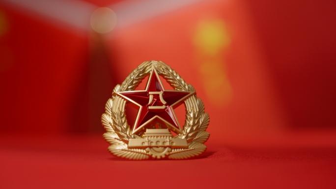 2004年，小陈从部队转业后进入法院工作。他并非法律专业科班出身，面对自身法律知
