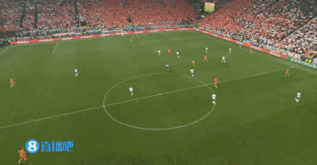 英格兰队今晚终于踢得不沉闷了！英格兰与荷兰的欧洲杯半决赛上半场不到20分钟，场上